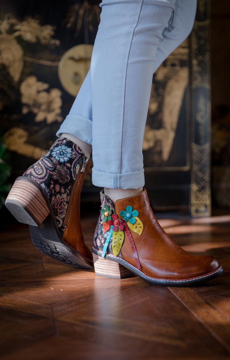Vicconfy | PETAL APPLIQUE LEATHER ANKLE BOOT