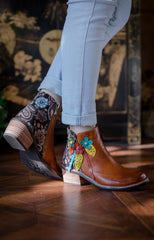 Vicconfy | PETAL APPLIQUE LEATHER ANKLE BOOT