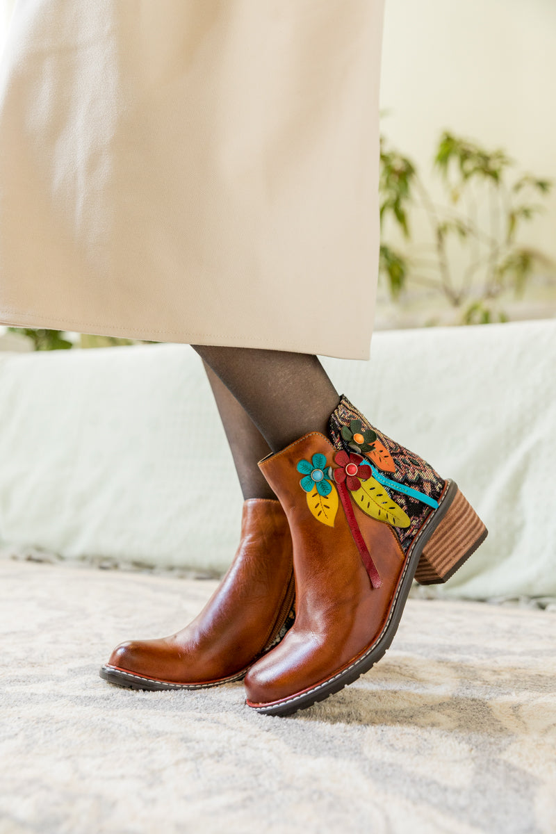 Vicconfy | PETAL APPLIQUE LEATHER ANKLE BOOT
