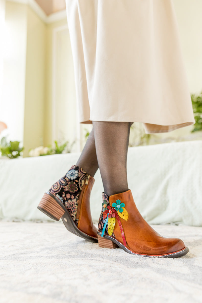 Vicconfy | PETAL APPLIQUE LEATHER ANKLE BOOT